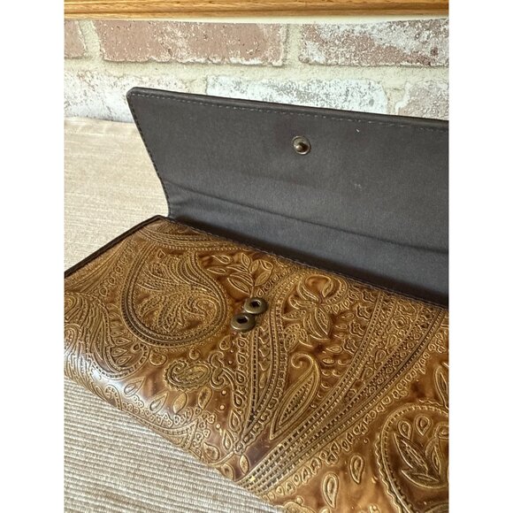 Relic Embossed Leather Wallet With Paisley Design & Snap Closure Tan - Picture 4 of 16